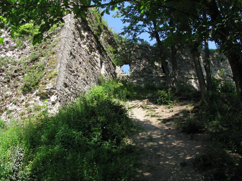 башта справа від входу в Хустський замок